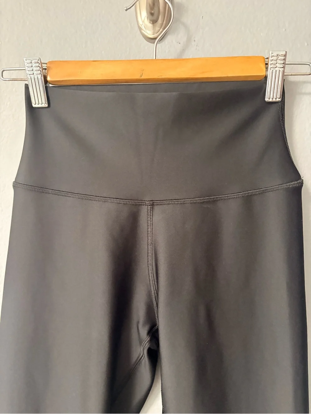ALO High-Waist Airlift Legging in Black. Size Small